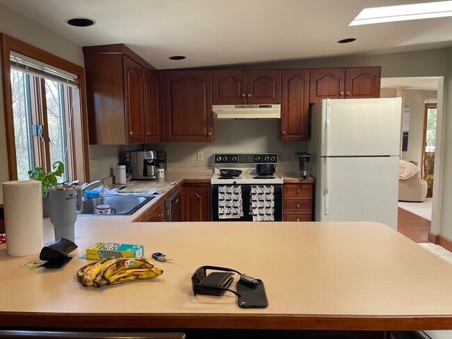 Building Photo - 576 Marrett Rd