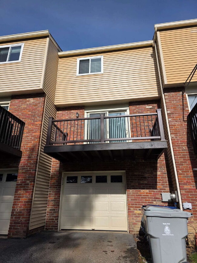 Building Photo - "Charming 2-Bedroom Townhouse Retreat in Venetia"