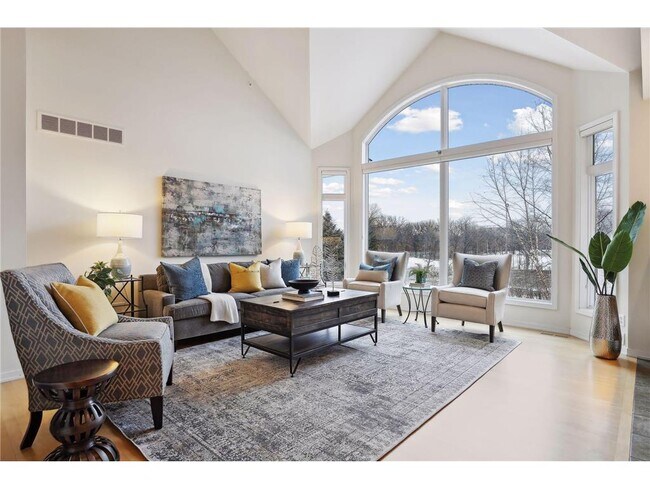 Building Photo - 1440 Skyline Dr