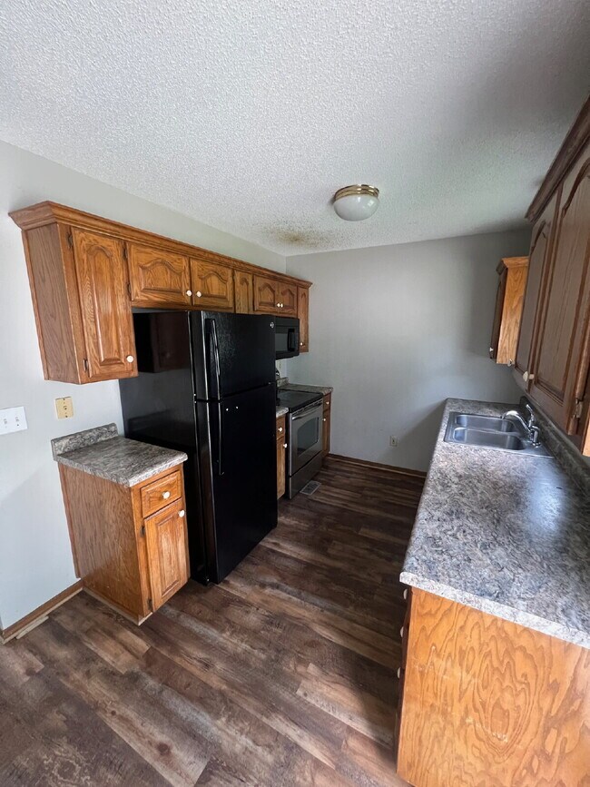Building Photo - Recently Renovated 2Br / 1.5Ba Home with D...