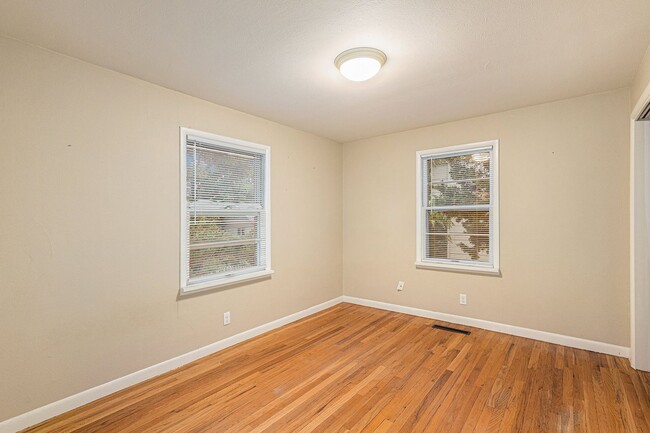 Building Photo - Cheyenne Canyon / 3 bedroom, 2 car garge, ...