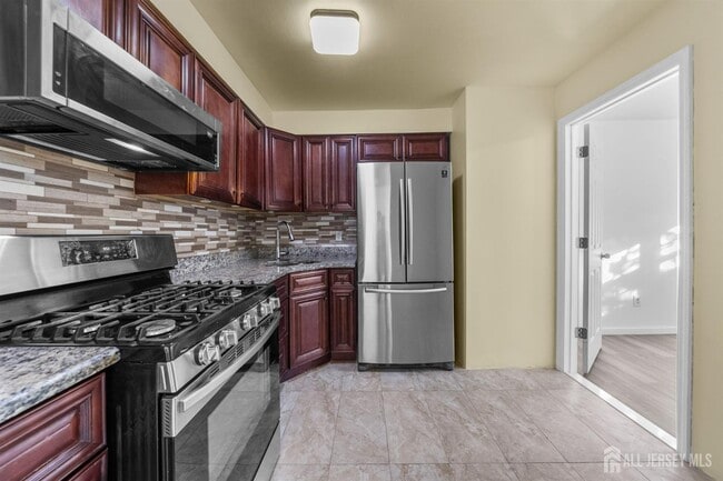 Building Photo - 125 College Dr