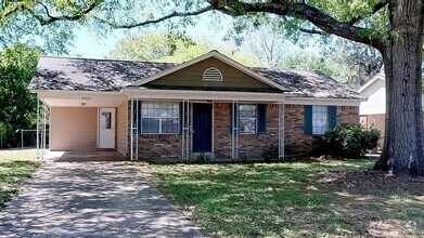 Building Photo - 8425 Cedarcrest Dr