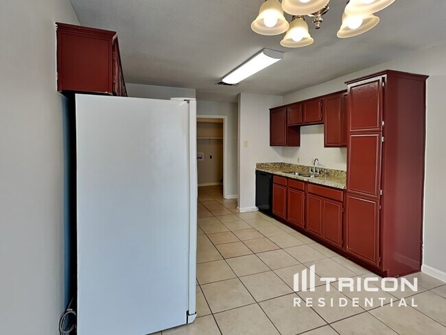 Building Photo - 215 Moss Hill Dr