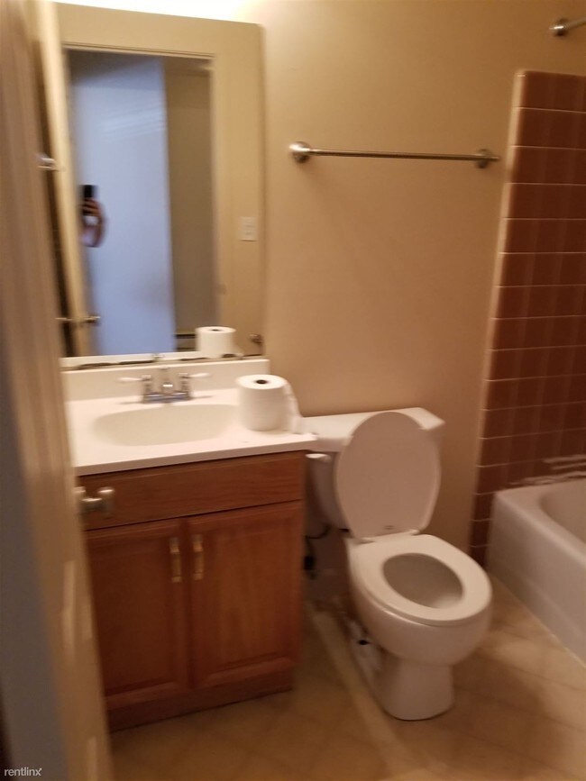 Foto del edificio - 1 br, 1 bath Apartment - 731 Packard St 117
