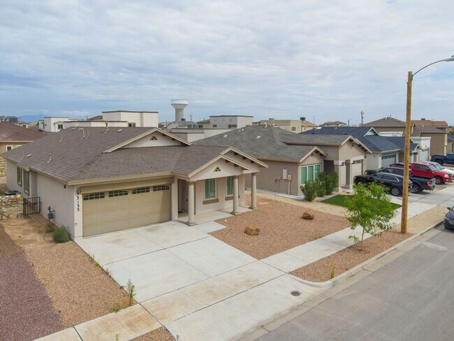 Foto del edificio - Beautiful East side House Located in Venta...