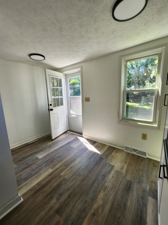 Building Photo - Beautifully Update 4 Bedroom House For Rent in Firestone Park