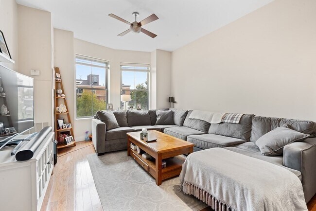 Building Photo - 15 Waltham St