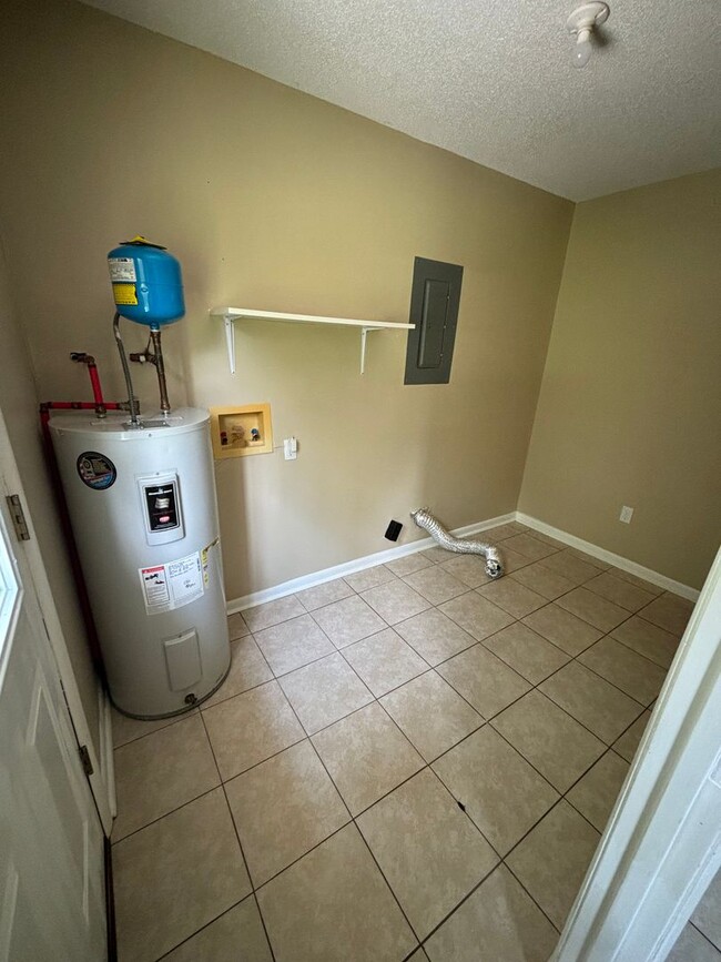 Building Photo - FOR RENT 3 Bed 2 bath home