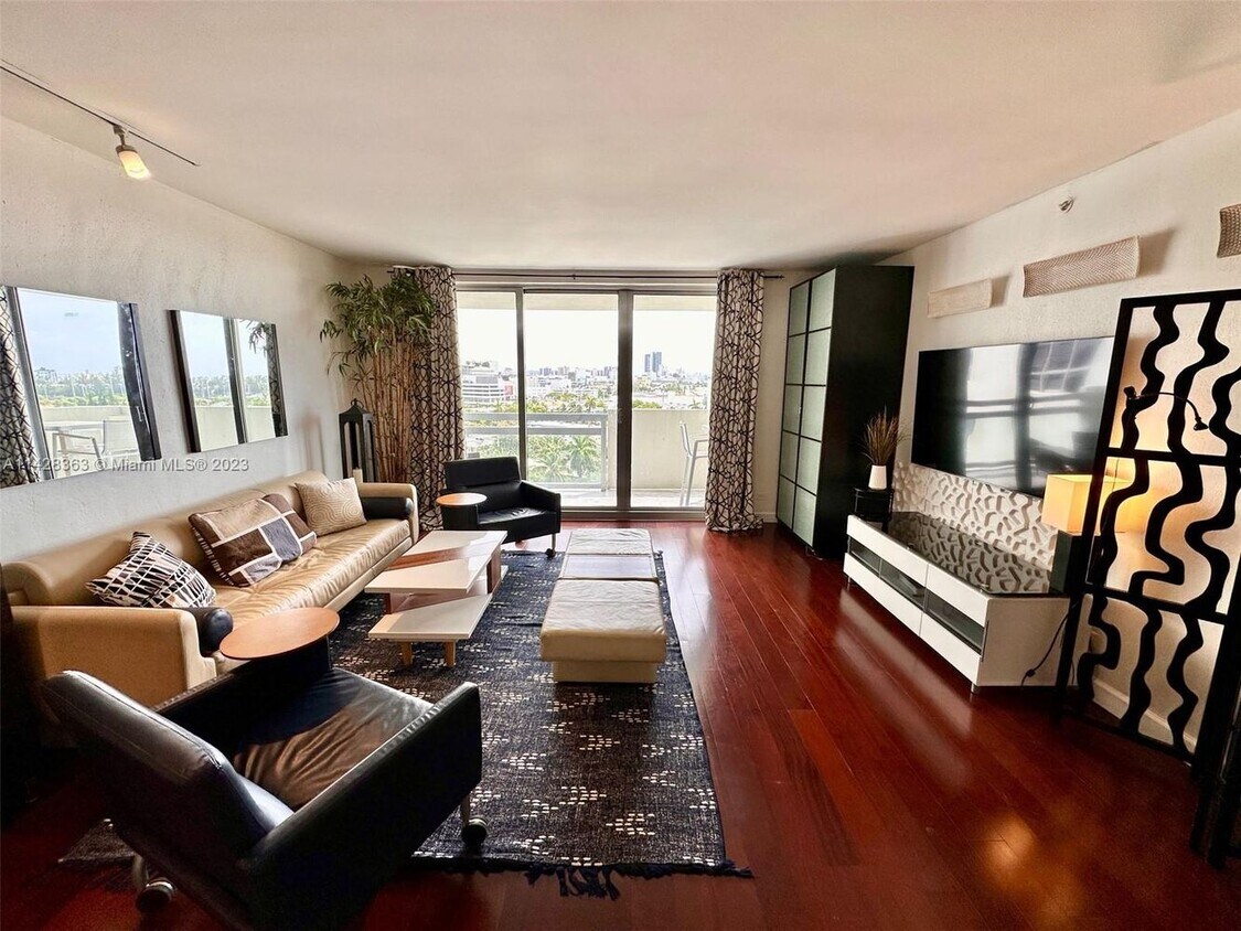 spacious living space with amazing view of south beach - 1500 Bay Rd