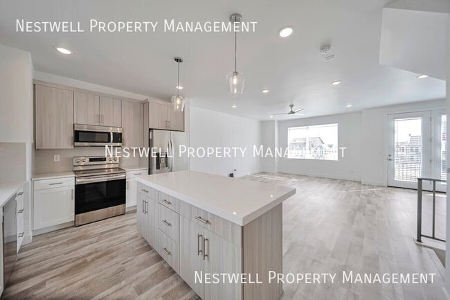Building Photo - $250 Off 1st Month Rent - Newer 3-bed Town...