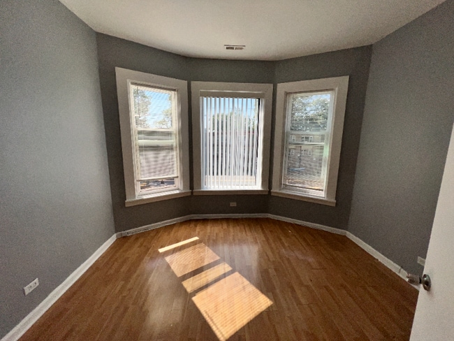 Foto del edificio - 2701 E 75th Pl