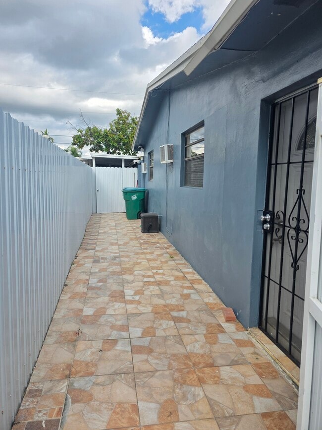 Foto del edificio - 4941 NW 12th Ct