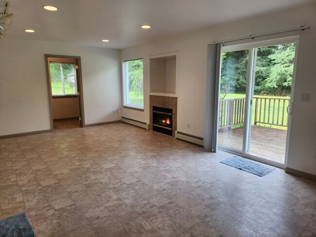 Building Photo - Quiet 3 Bedroom House
