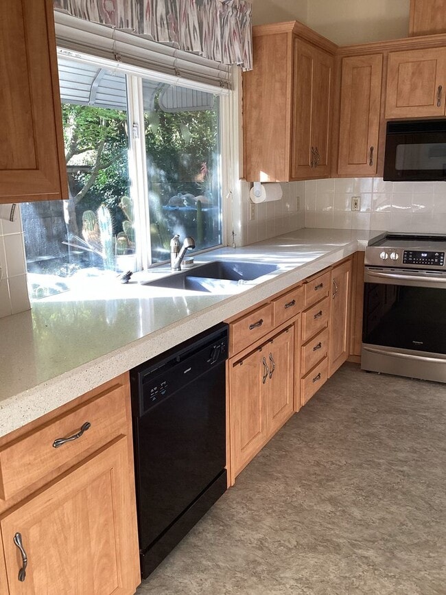 Building Photo - clean and quiet 3 bedroom 2 bathroom house...