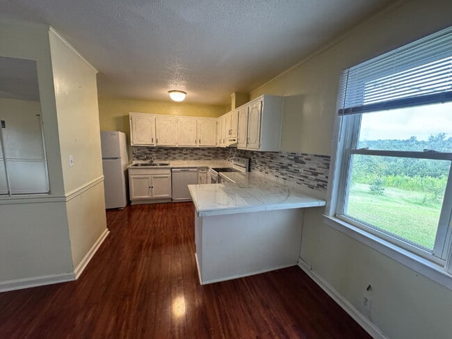 Photo - 3 bed, 1.5 bath - Seneca Apartment