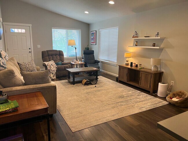 Foto del edificio - Newer home in NW Redmond