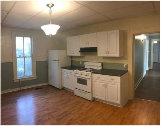 Eat-in Kitchen - 218 Maple Street