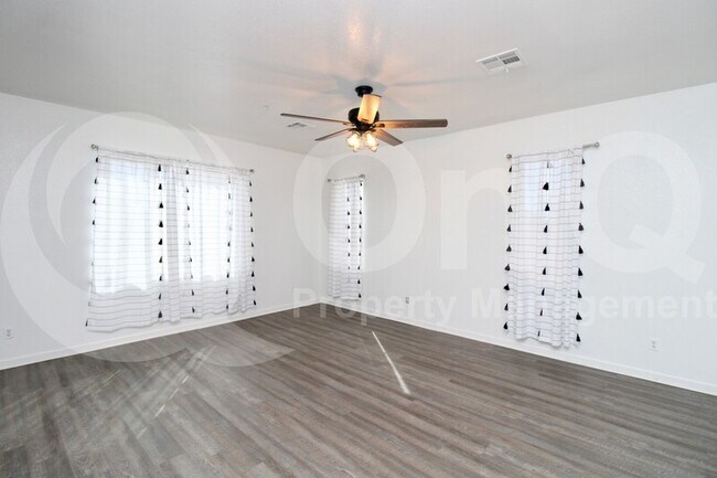 Foto del edificio - 12175 W Chase Ln