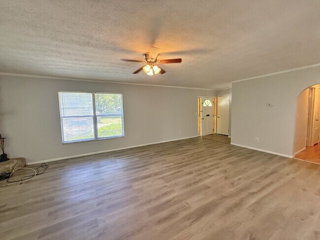 Building Photo - North Airport Manufactured Home on quiet street.