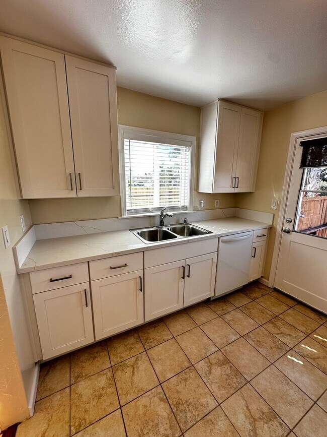 Foto del edificio - SILVER STRAND BLVD DUPLEX