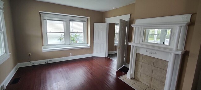 Building Photo - 209 N Grimes St