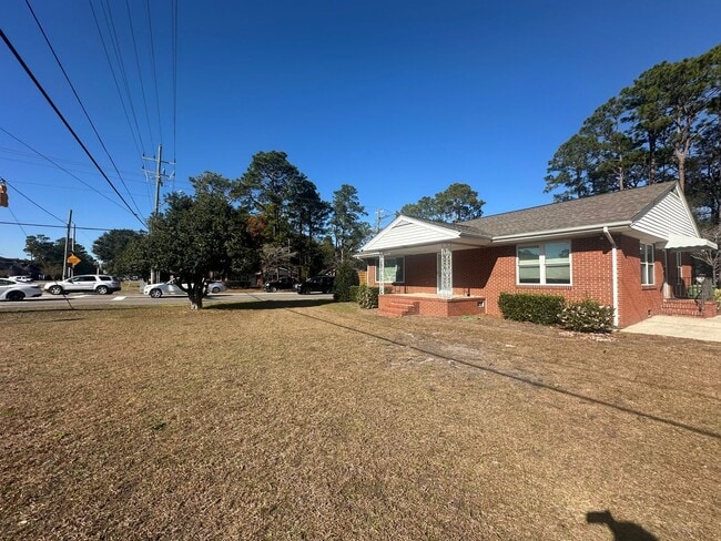 Building Photo - Updated 2 Bedroom, 1 Bath Home Locate Close to Wrightsville Beach