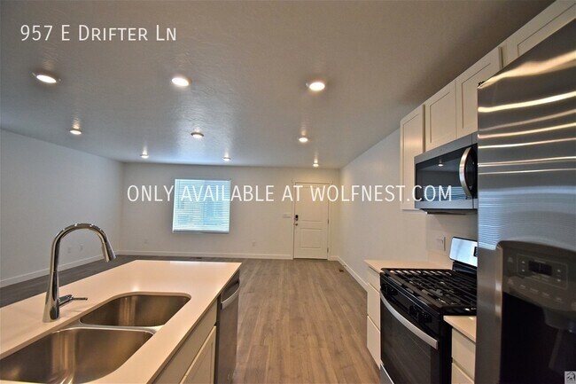 Building Photo - Stunning 3 Bed Saratoga Springs Townhome!