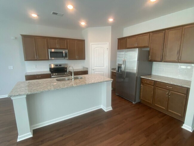 Building Photo - Spacious 4 Bedroom - great location