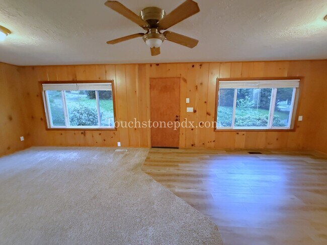 Foto del edificio - Bright Milwaukie Home with Deck and Large Yard!