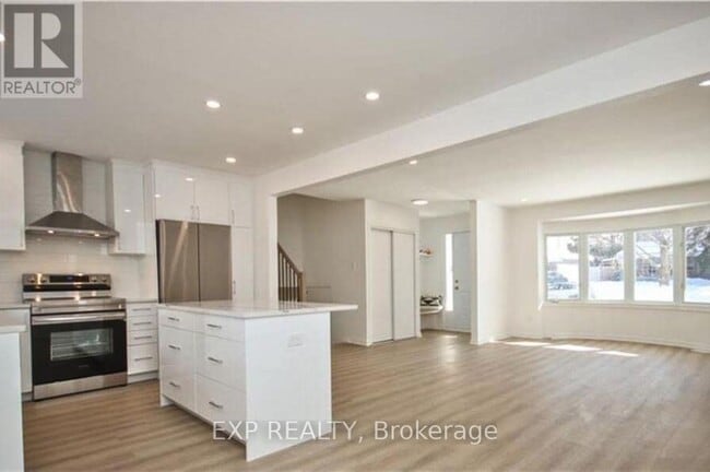 Building Photo - 3380 Clearwater Crescent