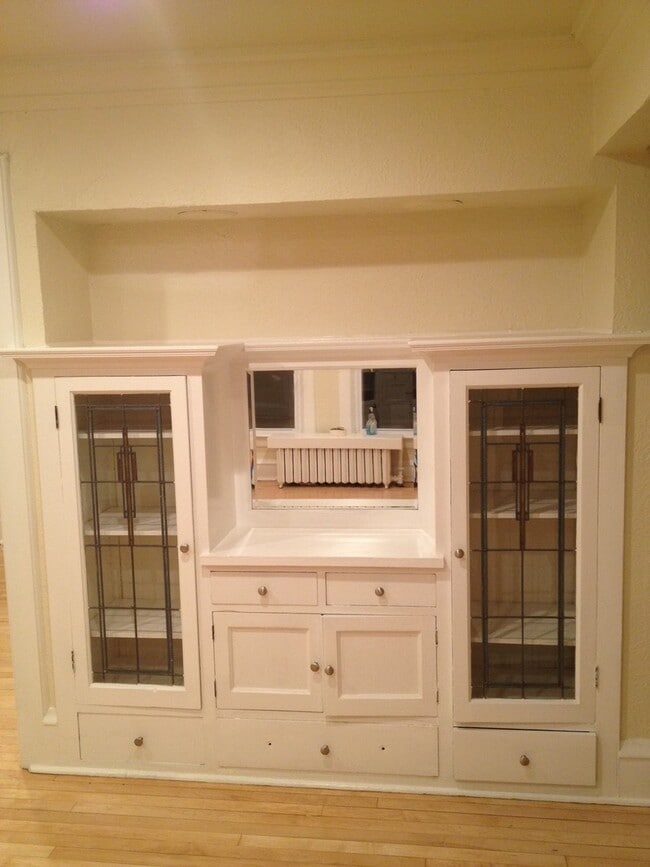 Building Photo - 3233-35 N Bartlett Ave