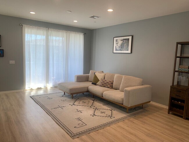 Building Photo - Awesome Spacious Townhome