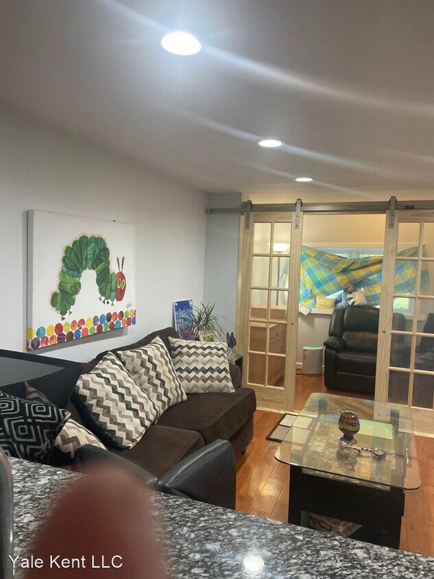 Foto principal - 4 br, 2 bath House - 279 S 18th St