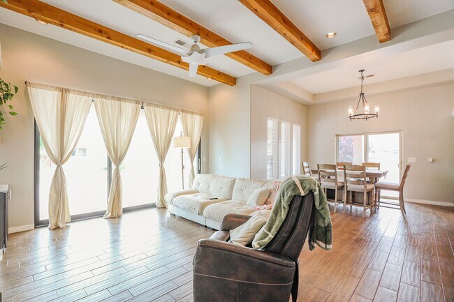 Foto del edificio - Beautiful 4 bedroom home with 3 Car Garage