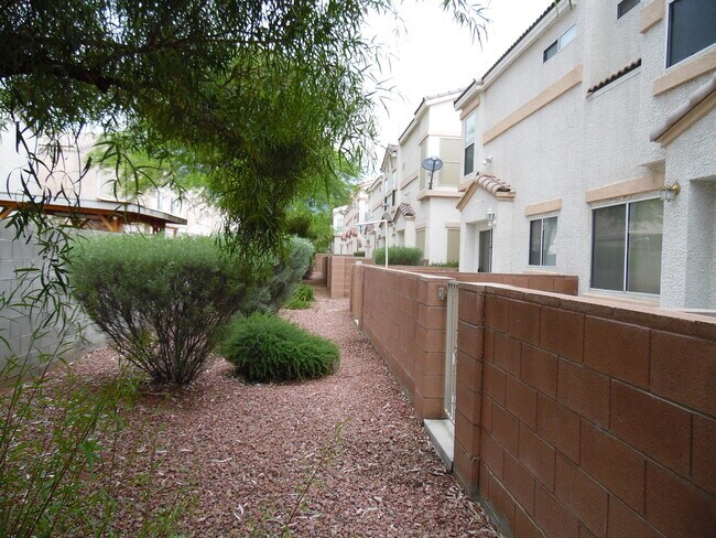 Building Photo - 3 bedroom townhome with 1 car garage!