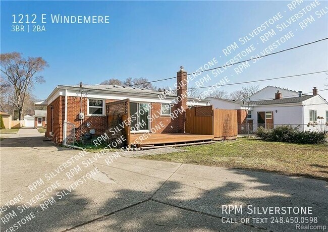 Building Photo - 3 Bed 2 Bath Brick Ranch with Finished Bas...