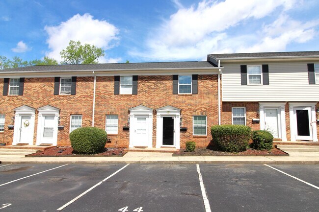 Foto del edificio - Renovated 2 bedroom Townhome in Belmont!