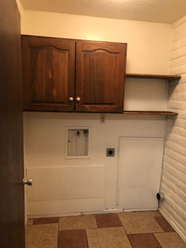 laundry room - 816 N Wilson Ave