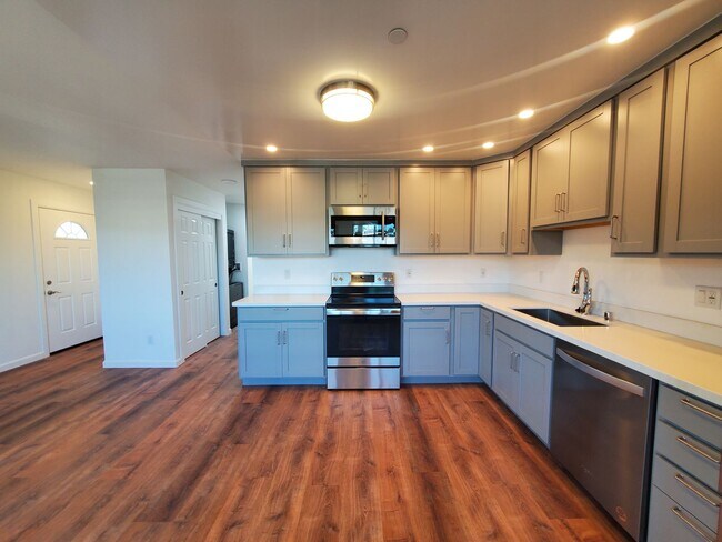 Building Photo - remodeled top floor 2 bedroom 2.5 bath apa...