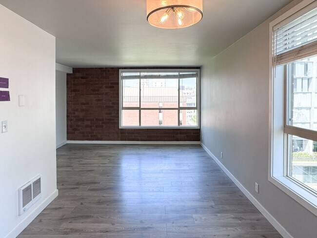 Building Photo - 1bd/1ba Seattle Condo