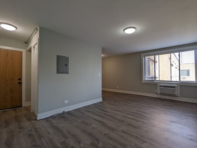 Building Photo - 530 W Surf St