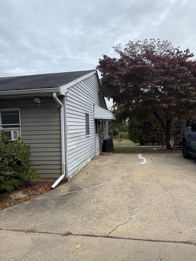 Building Photo - 251 Davis Ave