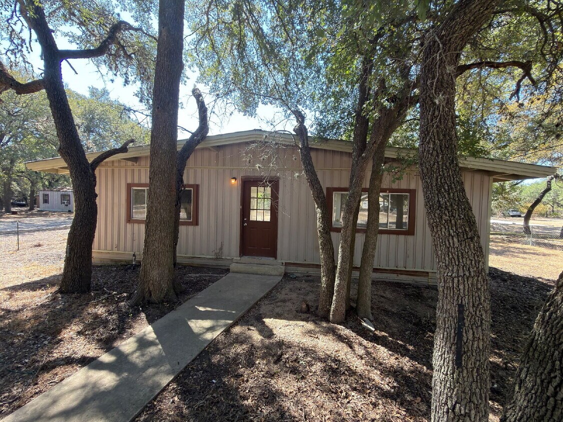 Foto principal - 2 bed 1 bath. Vinyl plank throughout. Yard...