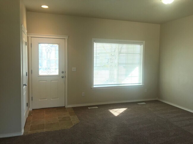 Foto del edificio - Meridian Charmer with 3 Car Garage, & Huge Backyard!