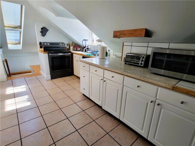 Building Photo - 92 Pelham St