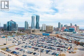 Building Photo - 3590 Kaneff Crescent