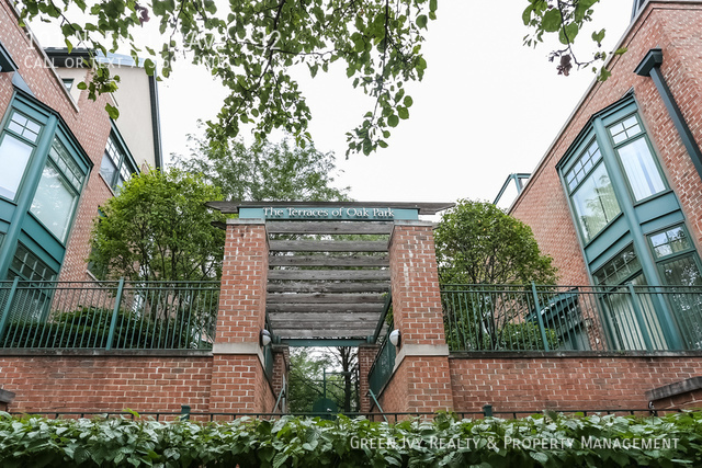 Building Photo - Gorgeous, Modern, Oak Park, 4-Level Townho...