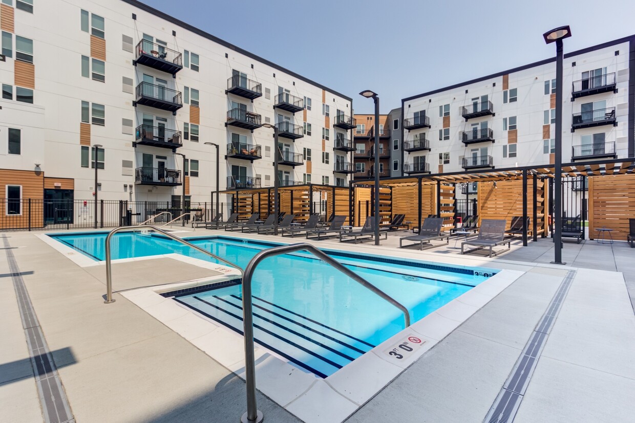 Piscina con estilo de centro turístico - Welkin Apartments