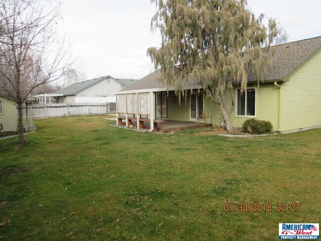 Building Photo - Just like new &amp; clean 3 bed 2.5 bath 2...